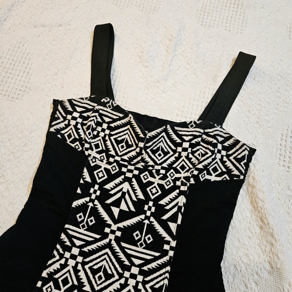 3/$15 🌺H&M Geometric Bodycon Dress - Picture 11 of 13